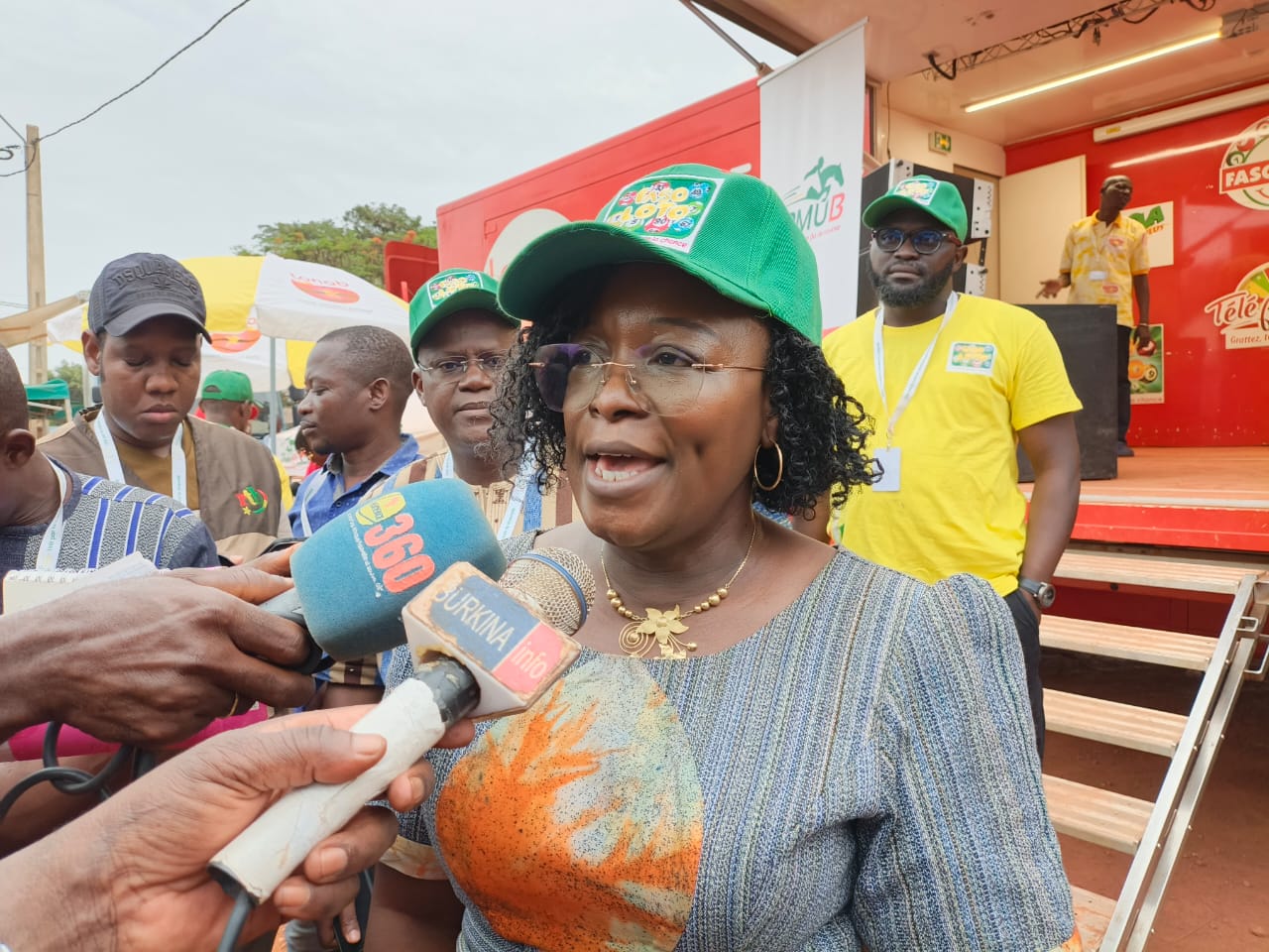 Nicole Remene née Yilboudo, directrice de l’agence LONAB de Bobo-Dioulasso, remet les chèques aux deux gagnants lors de la SNC 2026.