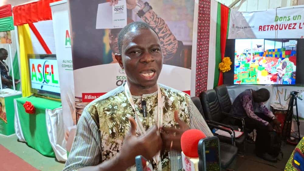 Mathias Ouédraogo, cadre à l’APEC, expliquant les mécanismes de l'actionnariat populaire.