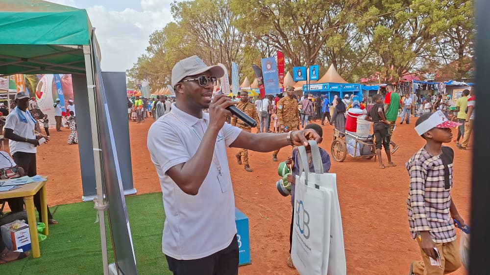 Des passants découvrent avec intérêt le modèle de banque 100 % burkinabè au service du développement national