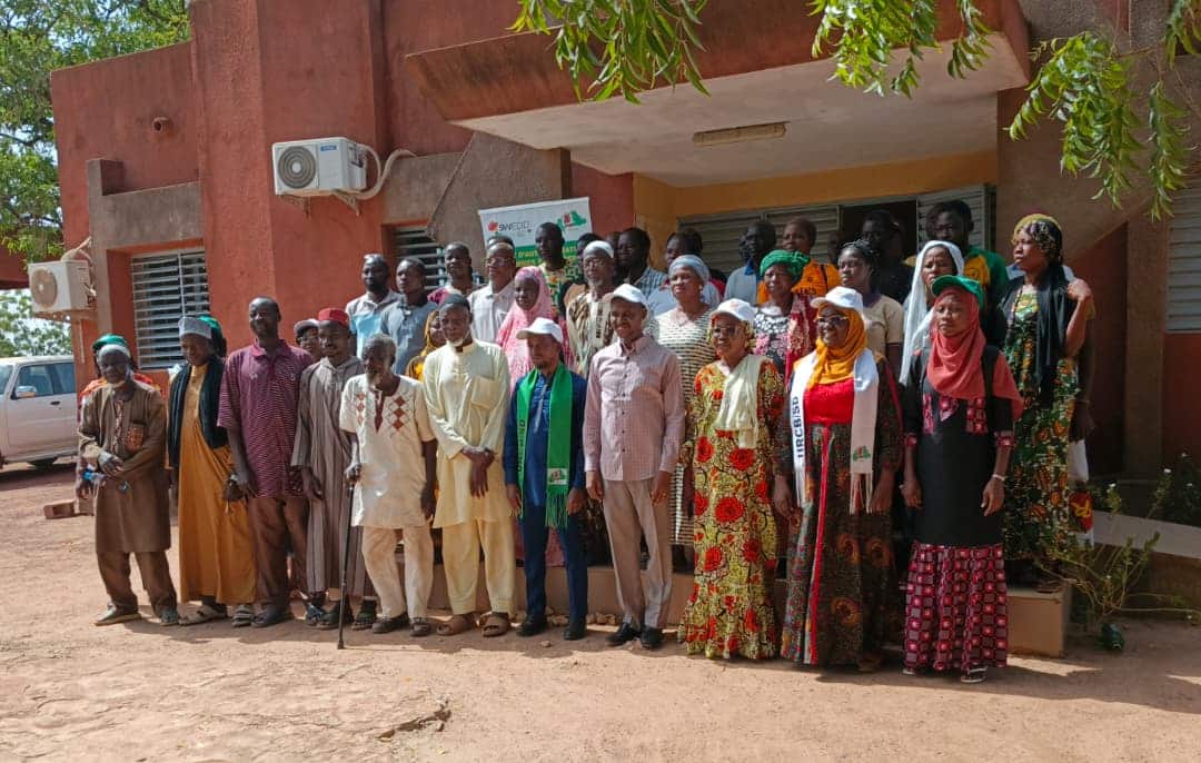 Des leaders coutumiers et religieux de Pâ avec l'équipe de SWEDD+