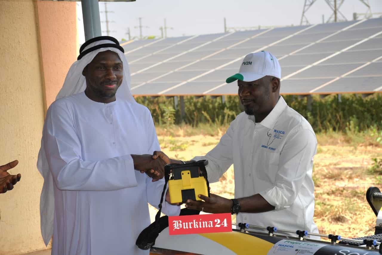 Le Dr Bruno Korgo (WASCAL) remet officiellement le robot L1 au Dr Alidou Koutou du ministère de l'Energie