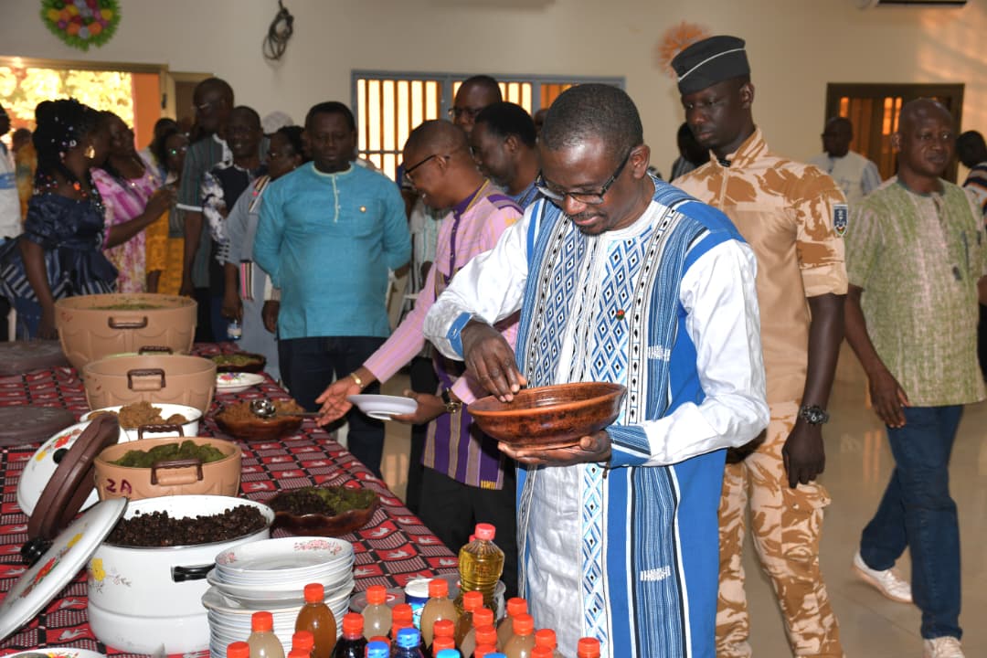 Le ministre de l'Enseignement Secondaire, de la Formation Professionnelle et Technique, Moumouni Zoungrana, dégustant des mets locaux pour encourager la production nationale