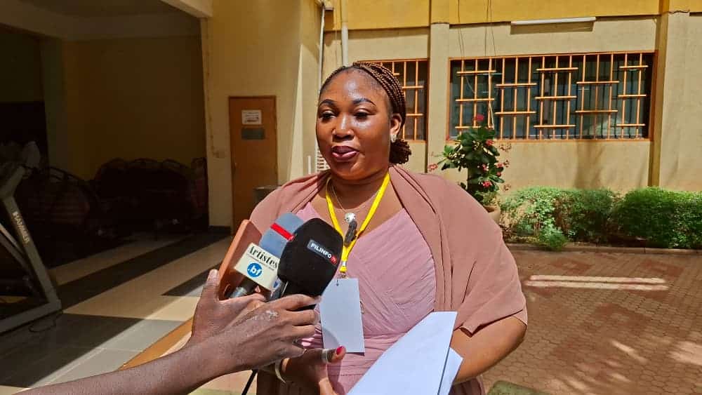 afiatou Sawadogo, responsable de Sentinelle Production, présentant les objectifs de l'accompagnement des jeunes créateurs