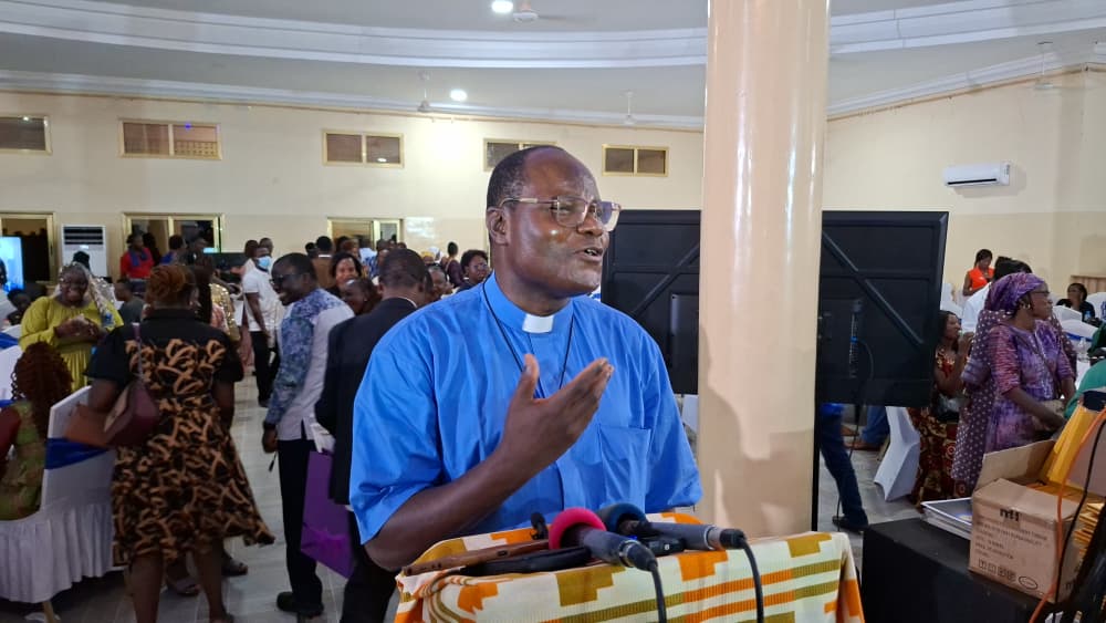 Le Père Edmond Yanogo, l'un des premiers directeurs, saluant l'héritage collectif