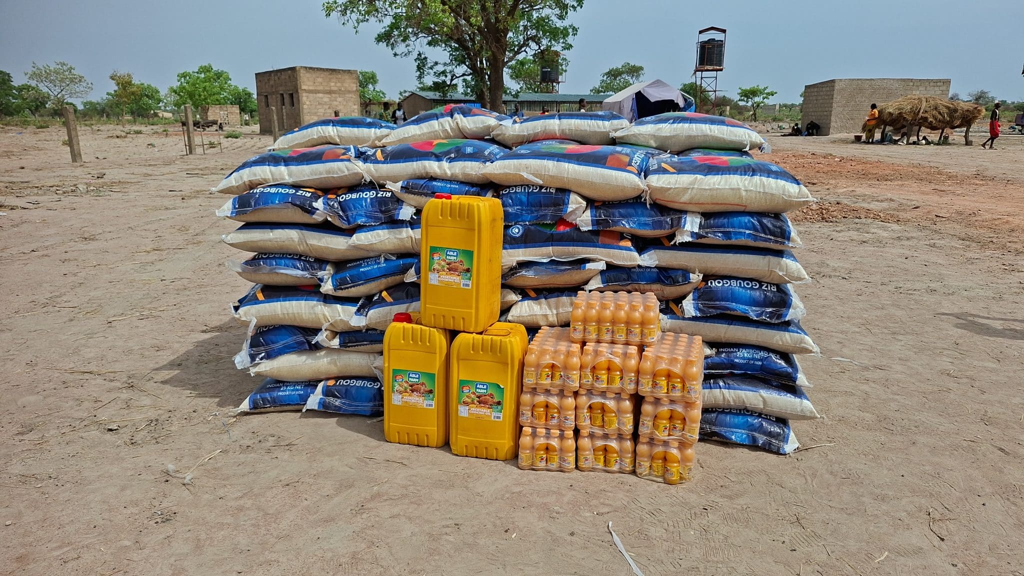 85 sacs de riz de 25 kg, 3 bidons d'huile de 25 litres, 20 packs de jus, une enveloppe financière de 150 000 FCFA pour l'achat de condiments.