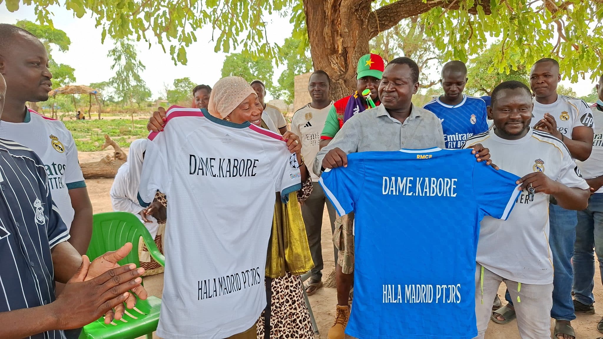 Remise de deux maillots du Real Madrid à Daniel et Azarata Kaboré