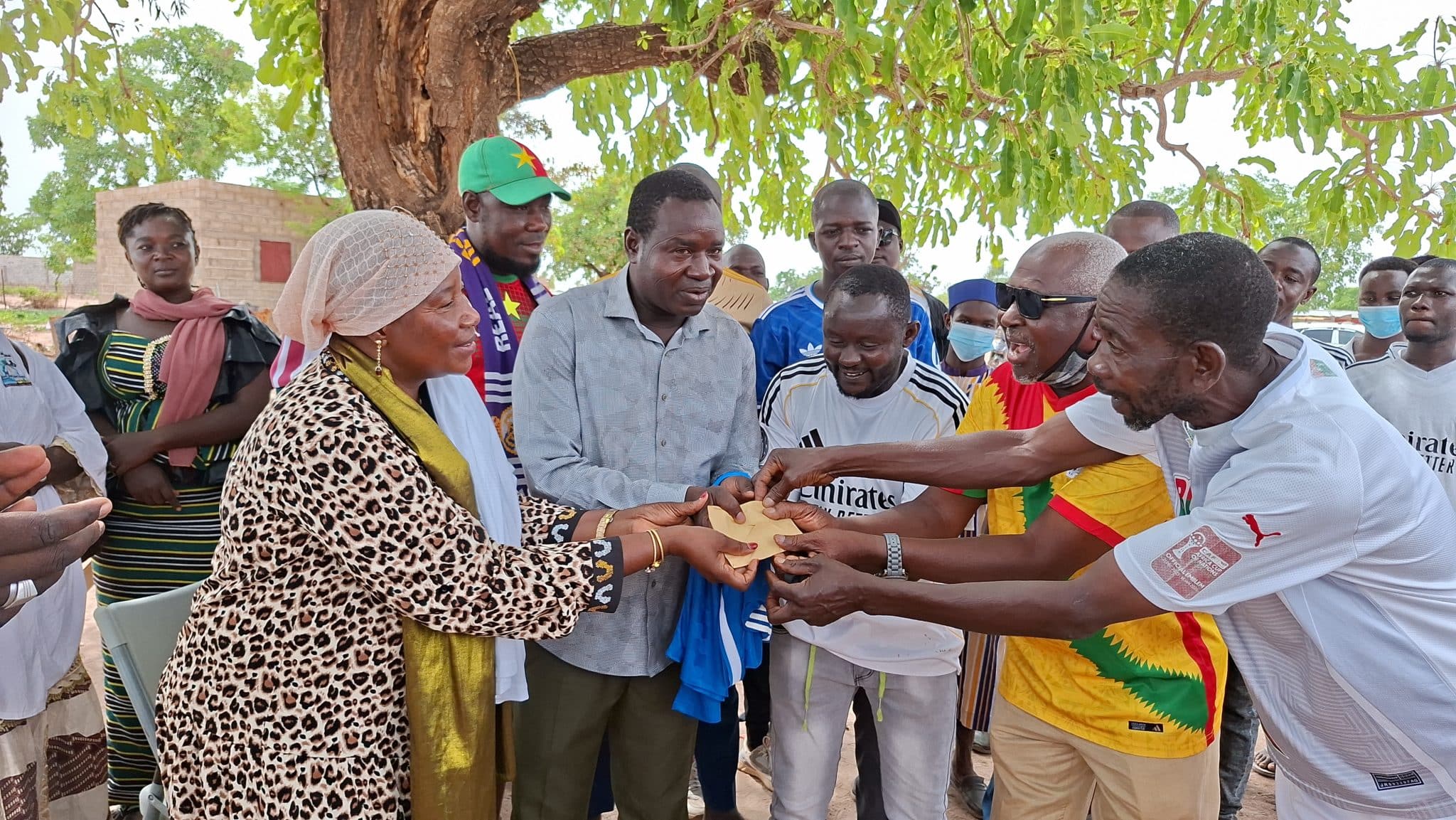 Remise de l'enveloppe de 150 000 FCFA au couple Kaboré pour l'achat de condiments