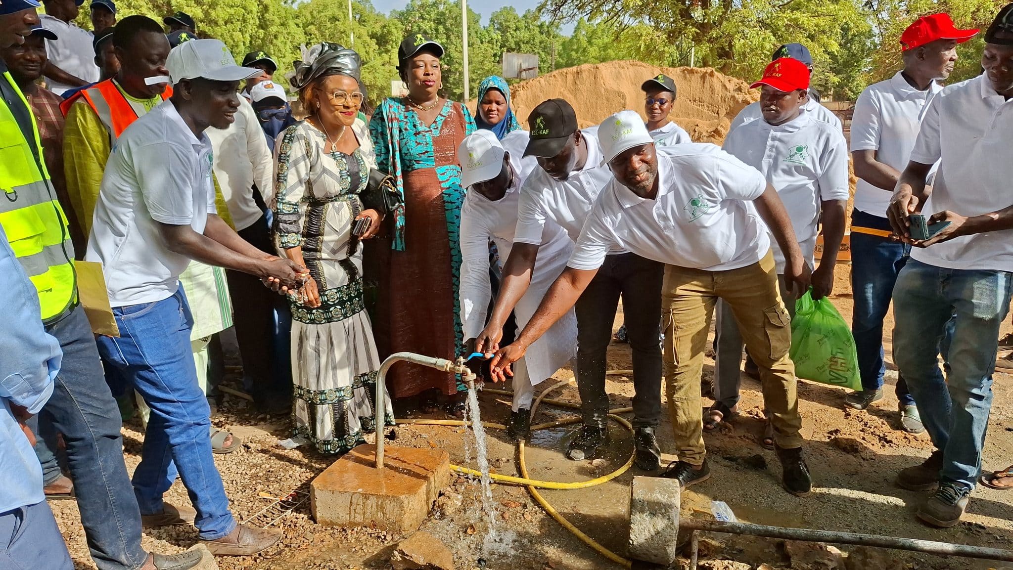 Inauguration d'un nouveau château d'eau à Faso Mêbo par le donateur Boubacar Kafando