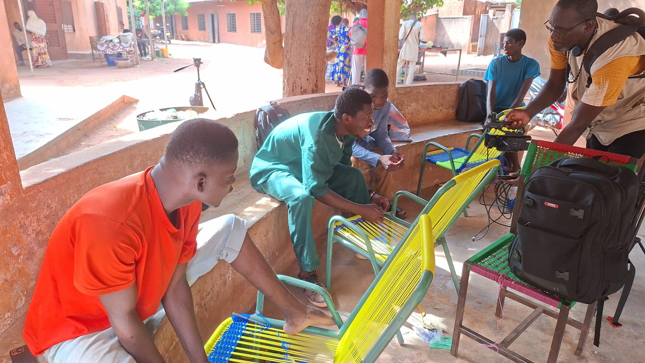 Des pensionnaires de l'ABPAM Espérance en pleine séance de fabrication artisanale à Bobo-Dioulasso