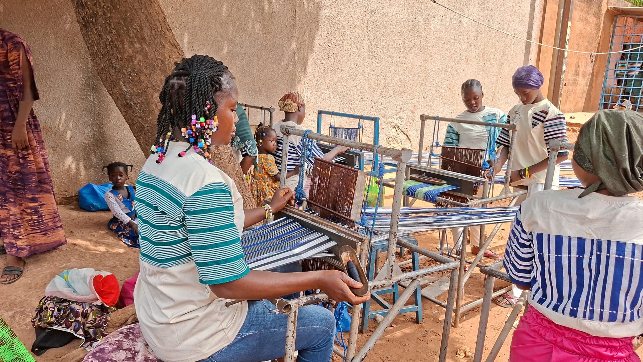 Pulchérie Somé, étudiante et tisseuse au centre de l'UFB, en pleine activité à Bobo-Dioulasso.