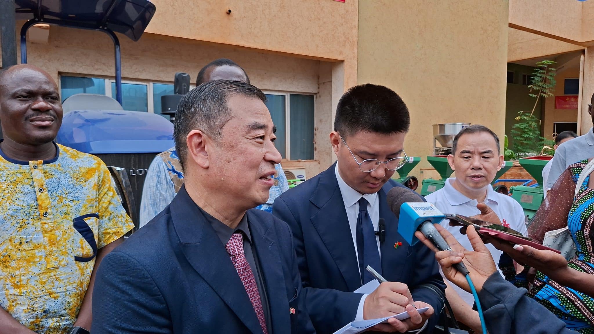 Pour M. Xi Wei : M. Xi Wei, Conseiller économique et commercial de l'Ambassade de Chine, lors de son allocution