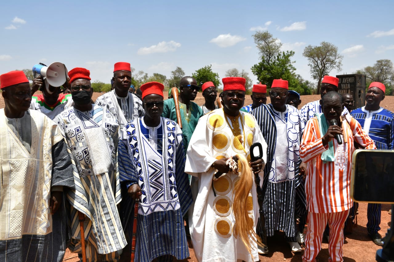 Le chef de Kisson, hôte de l'événement, entouré de plusieurs chefs de canton et de village venus de toute la province du Nayala.