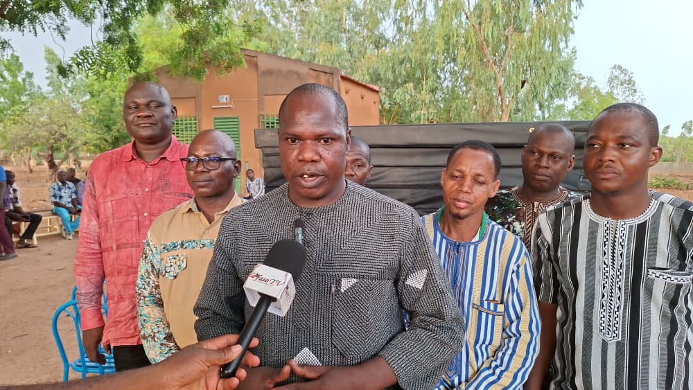 Le Haut-Commissaire de la province du Nayala saluant l'engagement citoyen des ressortissants de Koin