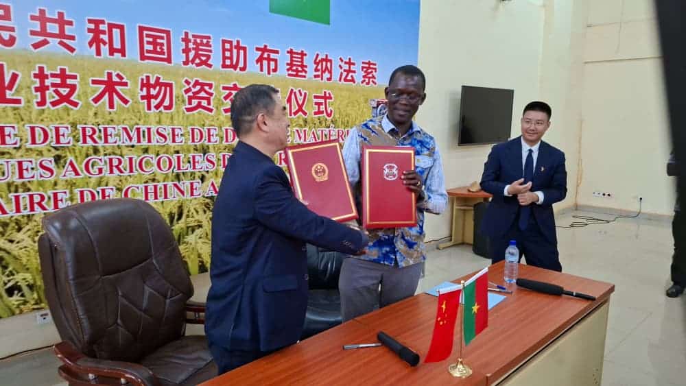 M. Xi Wei (à gauche) et M. Prosper Zemba (à droite) lors de la remise officielle du don à Ouagadougou