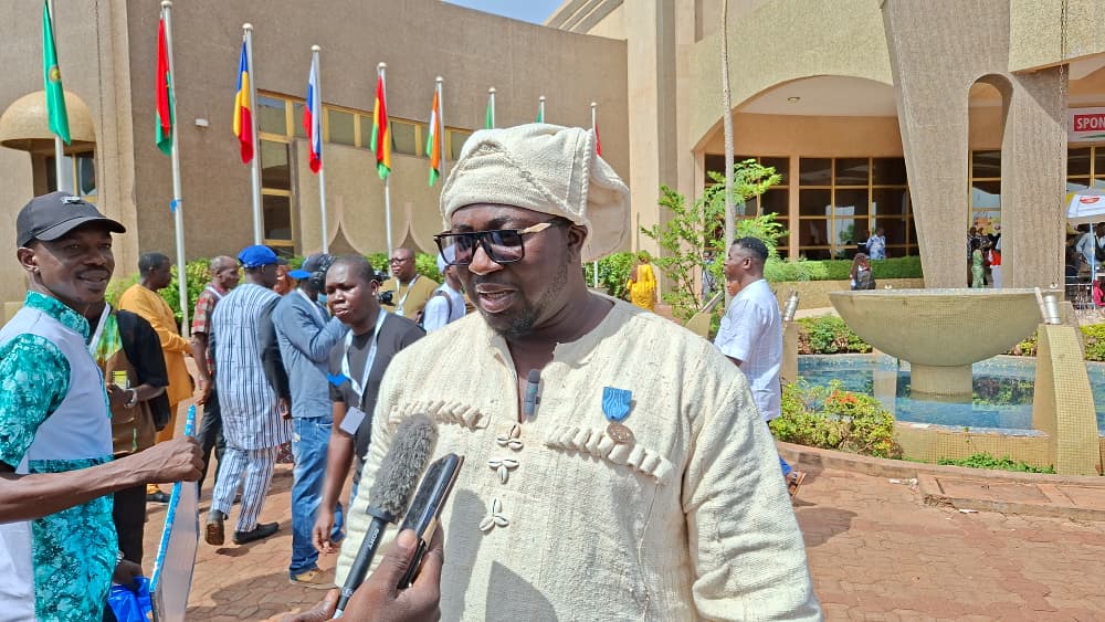 Abdoulaye Ouédraogo reçoit une distinction après 15 ans de promotion culturelle.