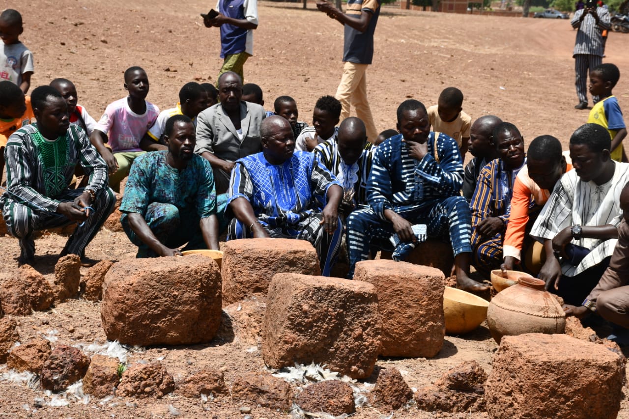 Les garants des traditions procèdent aux sacrifices rituels sur le site sacré de Kisson pour implorer la paix et la sécurité au Burkina Faso