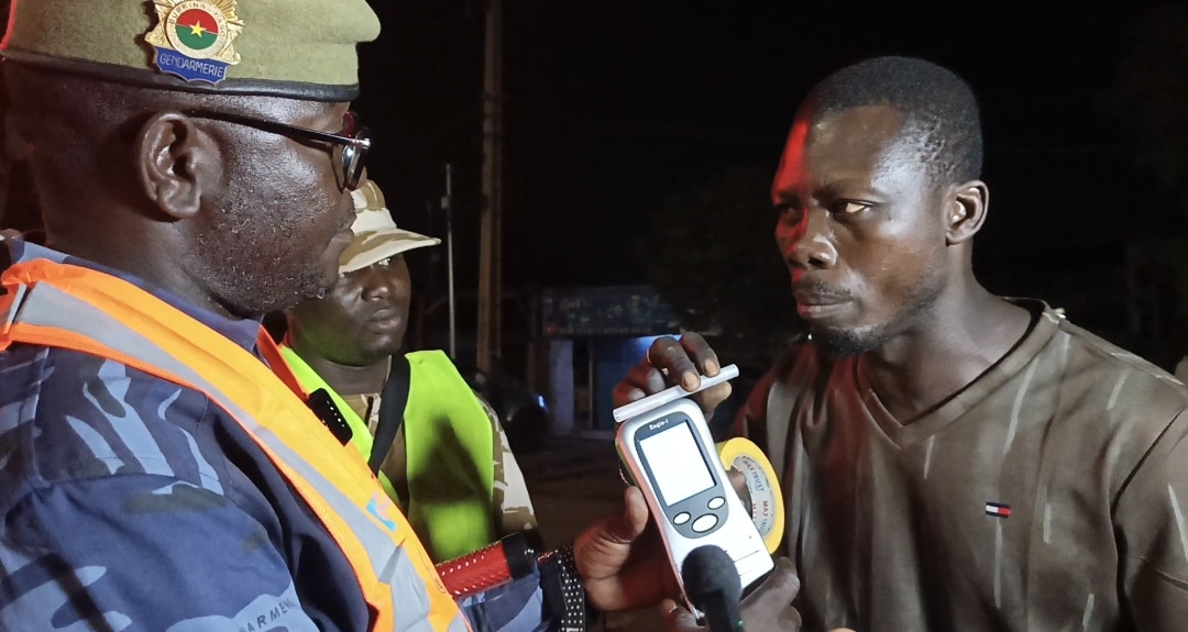 Un conducteur soumis au test d'alcoolémie