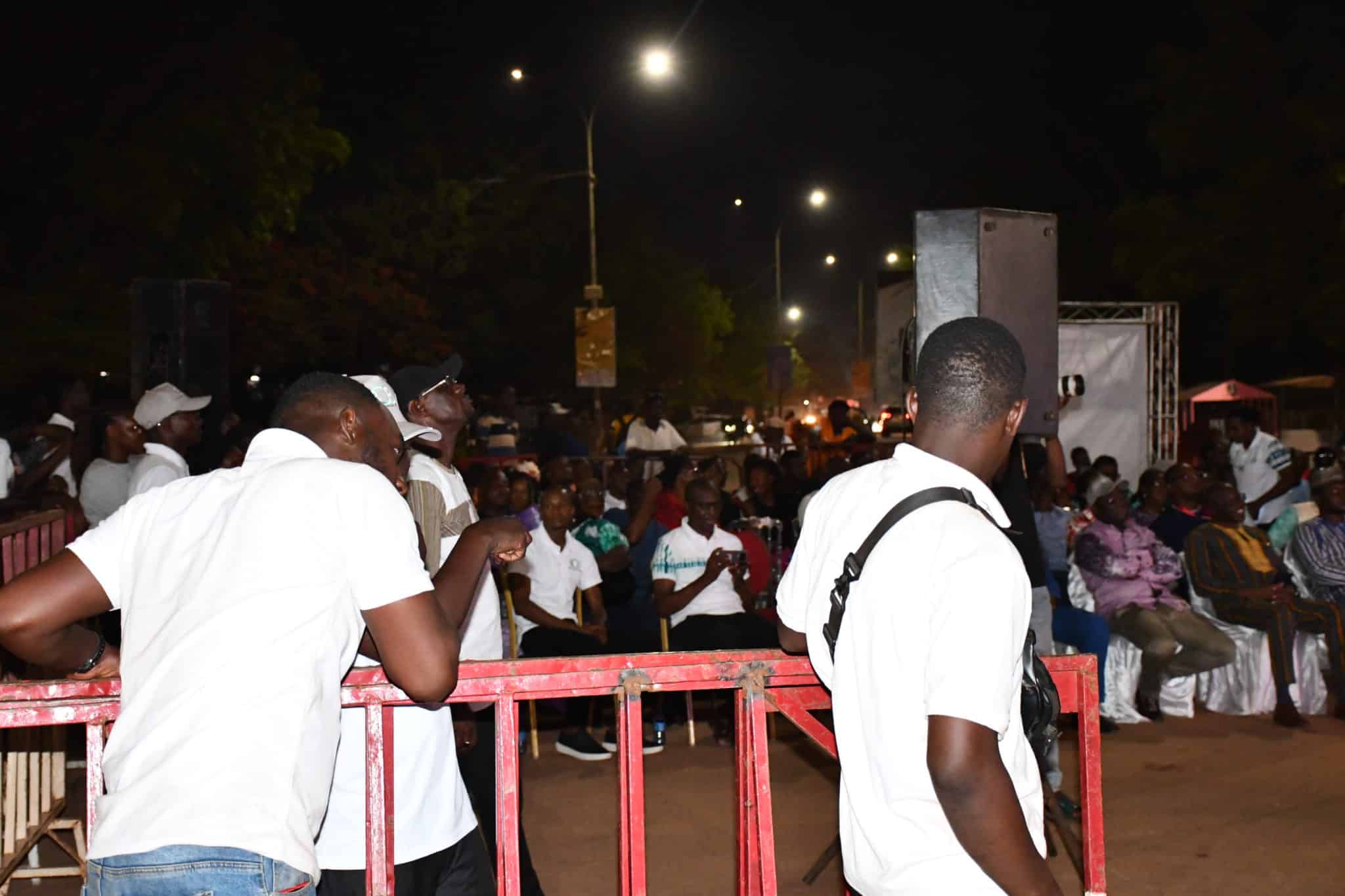 La présence des ambassadeurs Moussa Sourgou (DG Pousbila) et Joseph Tapsoba (Chocho) a suscité un grand intérêt auprès des passants