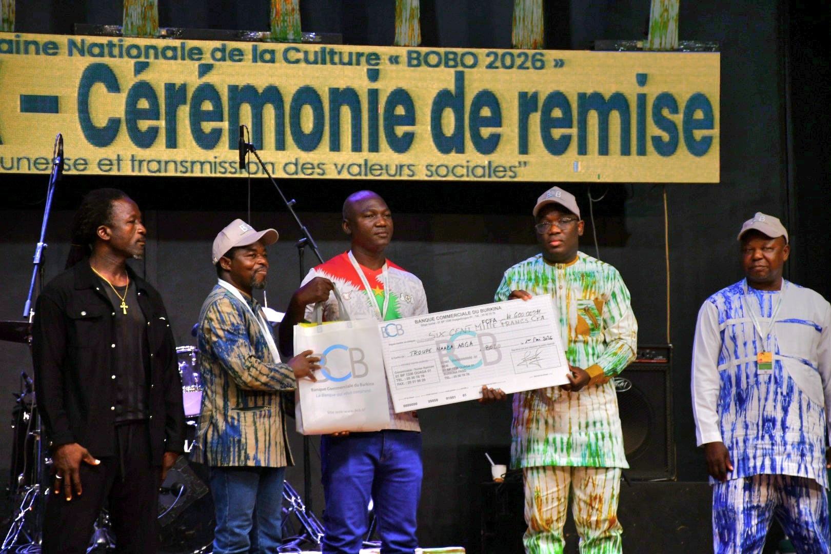 Remise du prix spécial de la BCB à la Troupe Naaba Abga, lauréate en danse traditionnelle pool jeune.