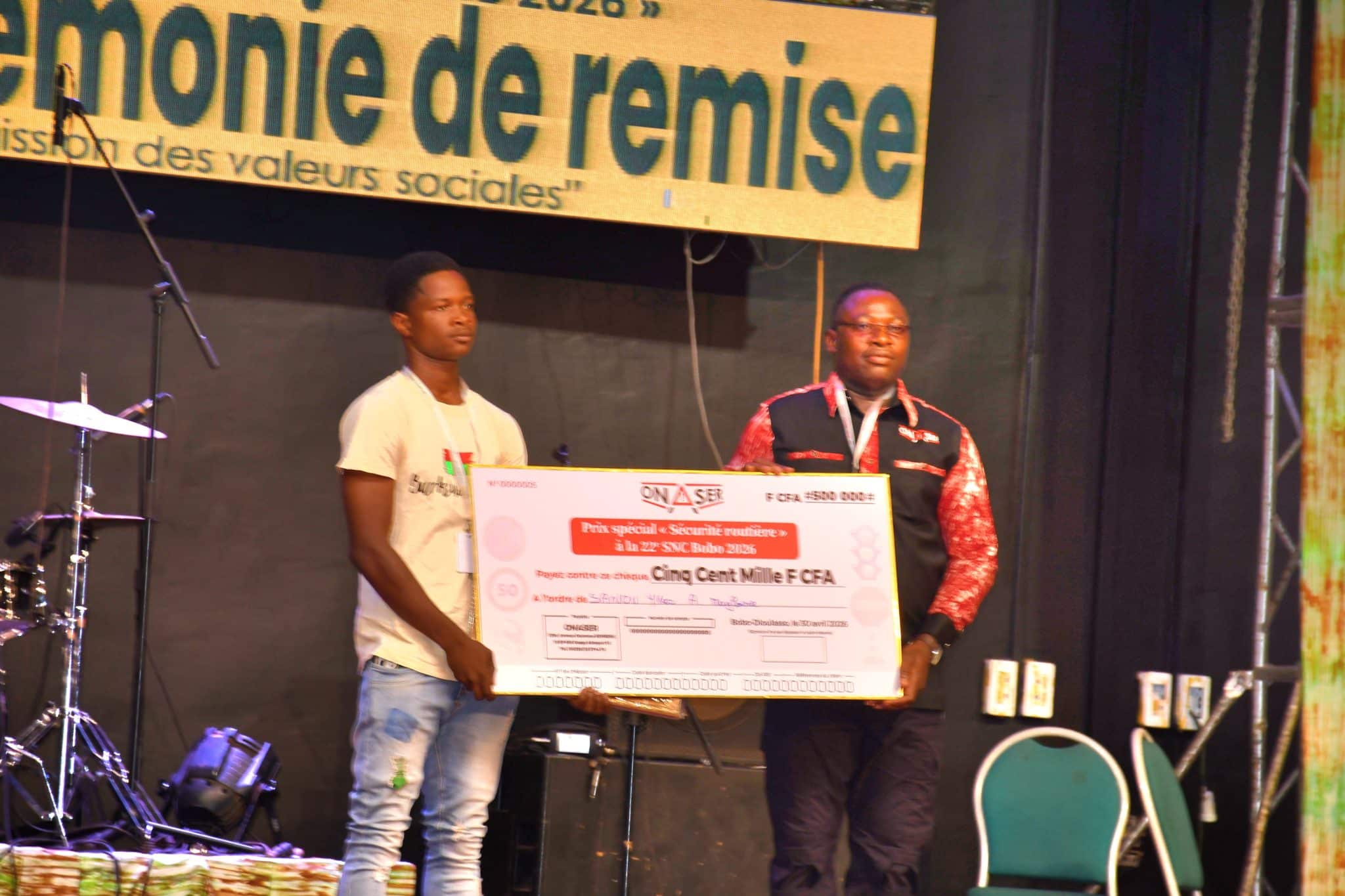 Le Commissaire Principal de Police Relwendé Edouard Ouédraogo remettant le prix spécial à Ives Magloire Sanou.
