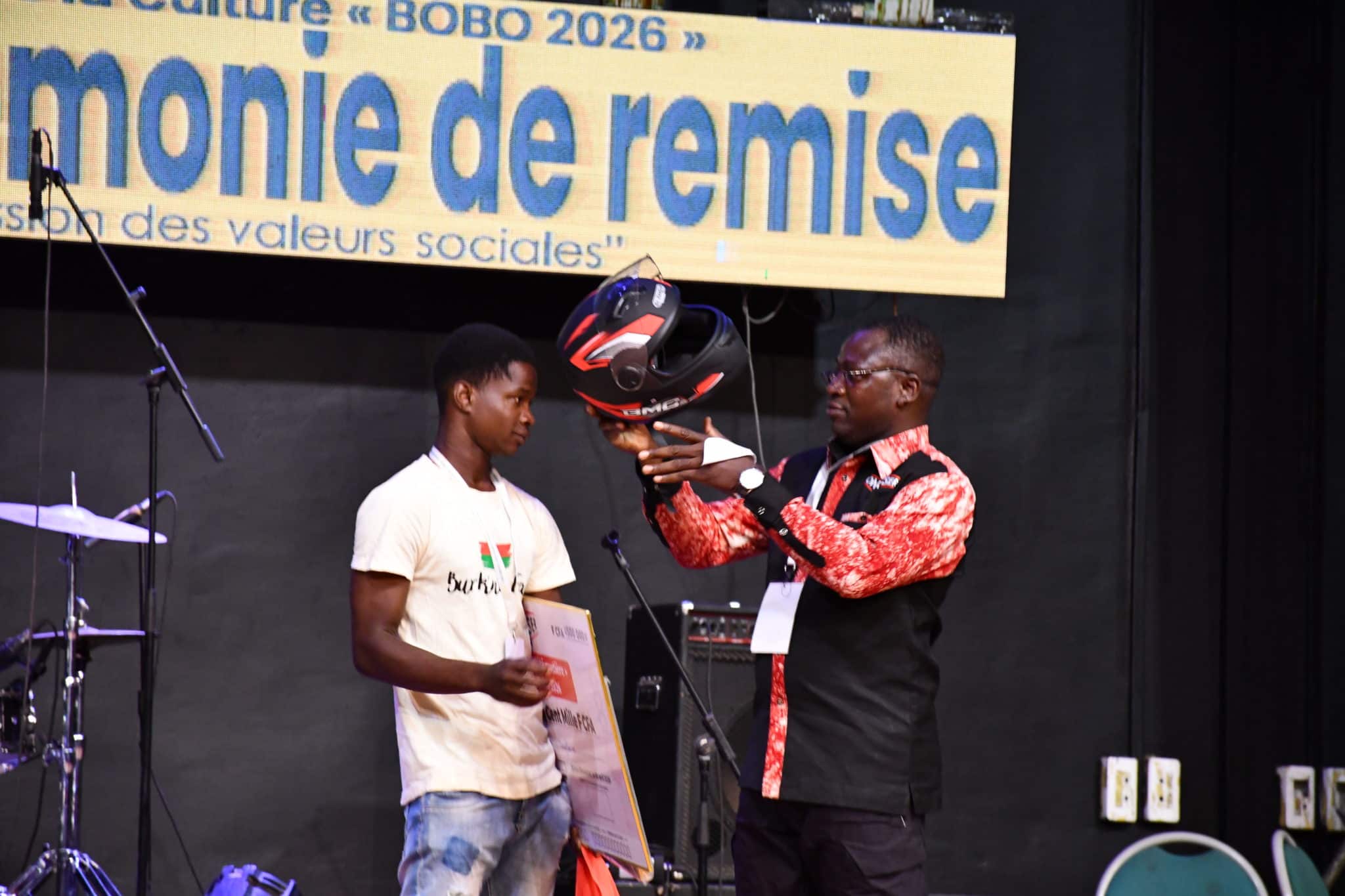 Remise officielle de l'attestation et de la récompense de l'ONASER au lauréat de la catégorie slam