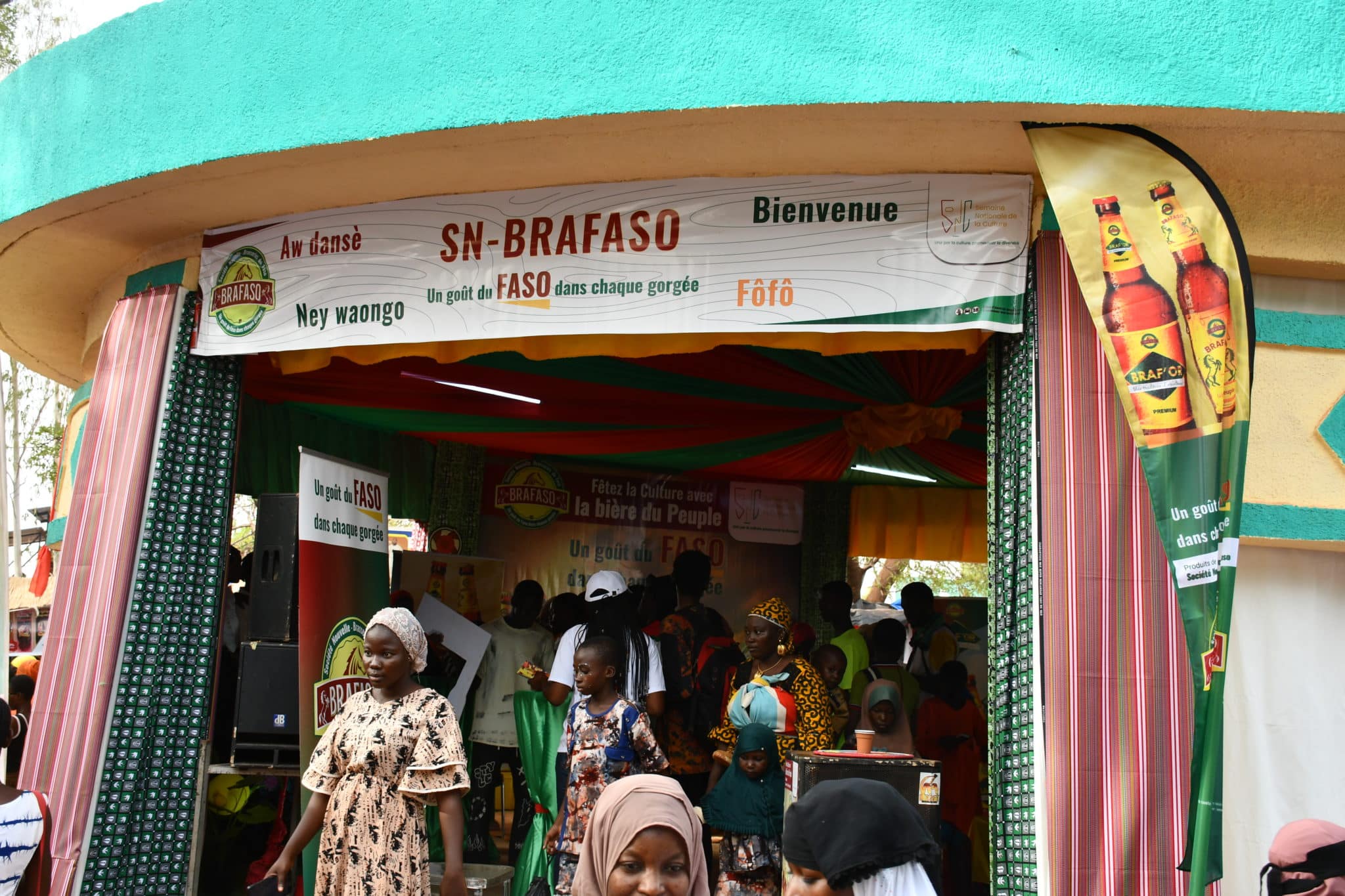 L'équipe commerciale de la SN Brafaso accueillant les festivaliers sur le stand de la foire artisanale