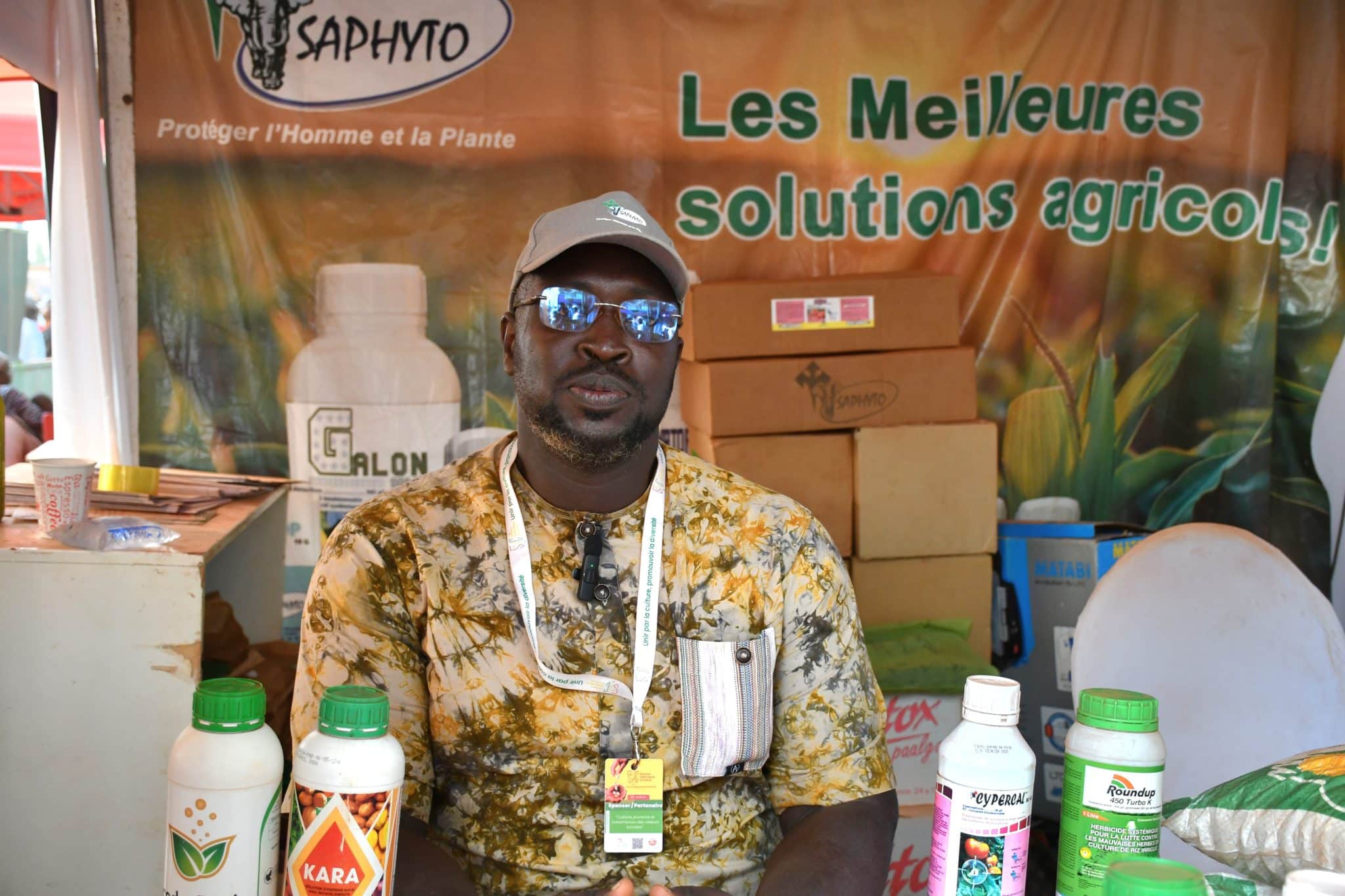 Brice Tapsoba, Responsable Marketing et Communication de la SAPHYTO, expliquant l'engagement citoyen de la structure