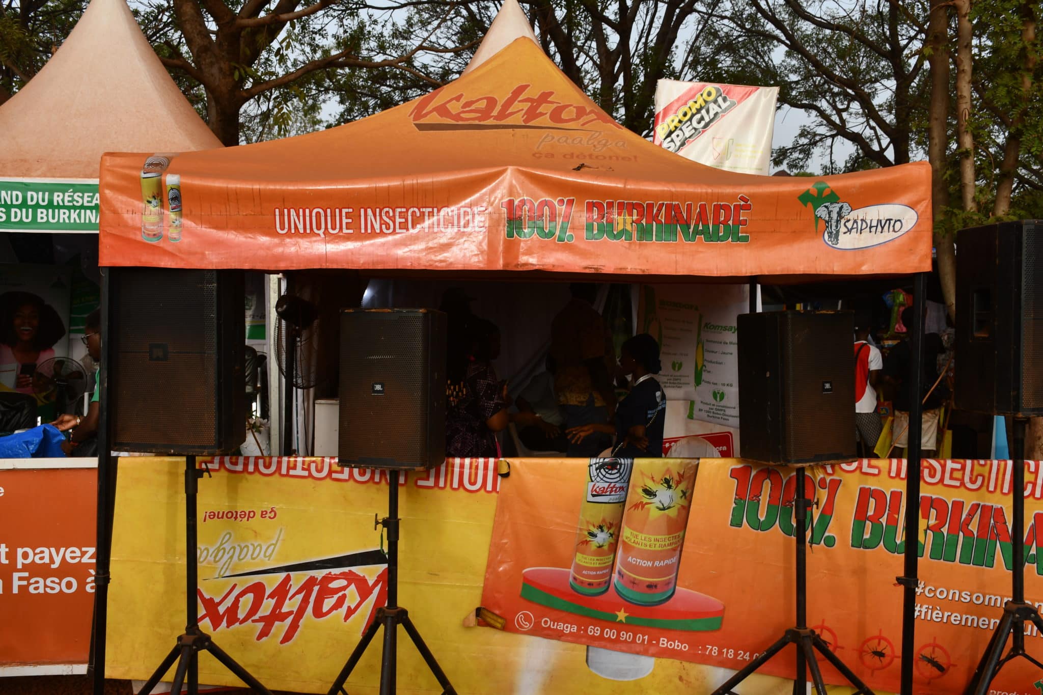 Vue du stand de la SAPHYTO situé à l'entrée principale de la foire de la SNC 2026 à Bobo-Dioulasso
