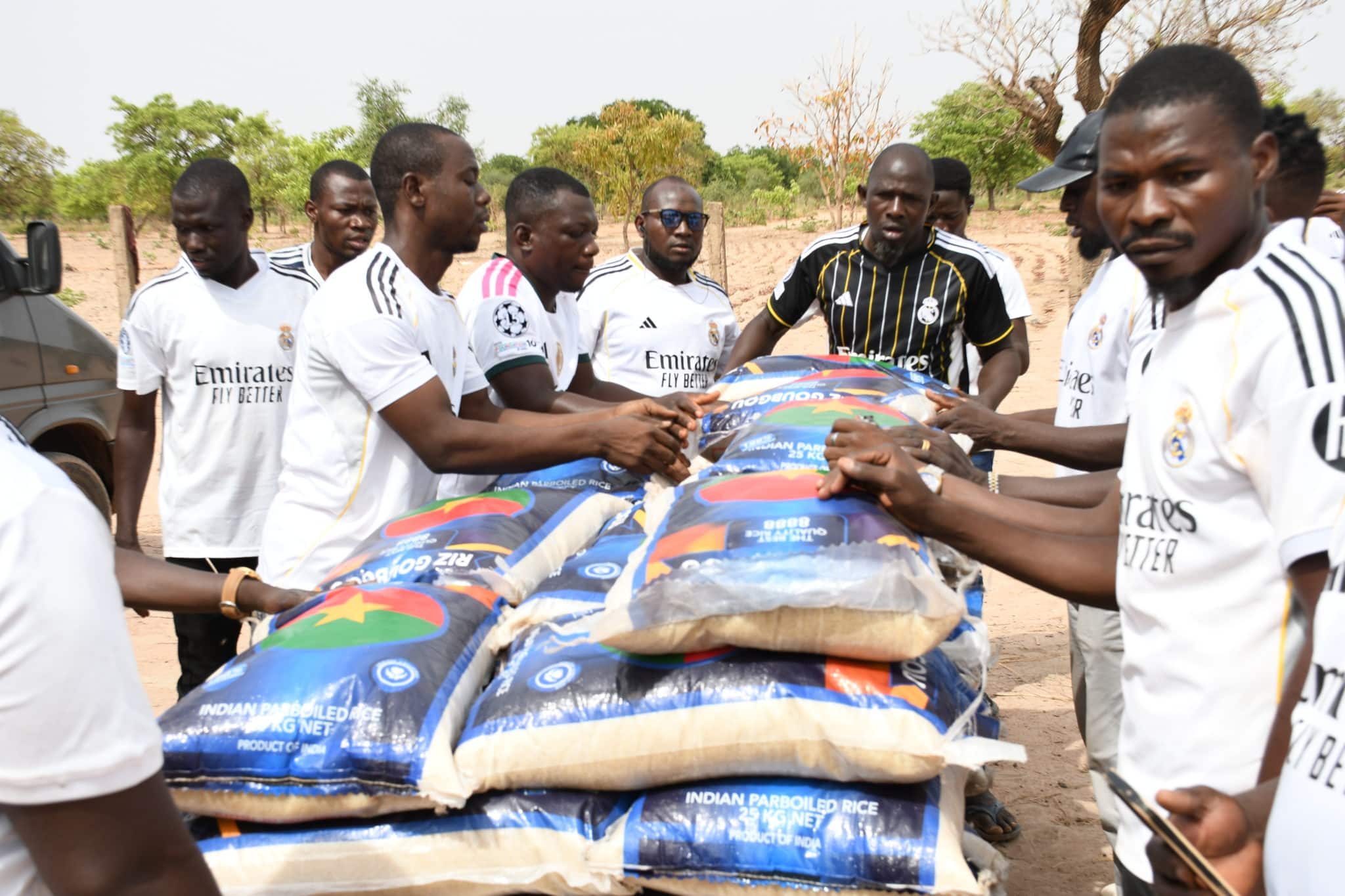 Remise de 85 sacs de riz et de bidons d'huile pour les pensionnaires du centre de Yimdi.