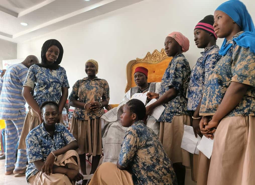 Les élèves du lycée provincial de Dédougou remettant leur mémorandum au chef de canton 