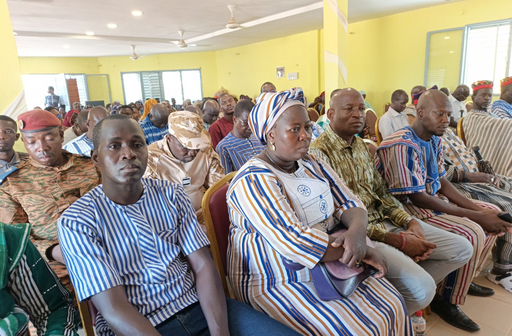 Les filles et fils de Saponé dans la salle de pendant la présentation des résultats des réalisations entreprises par les autorités communales au cours des exercices 2022-2025