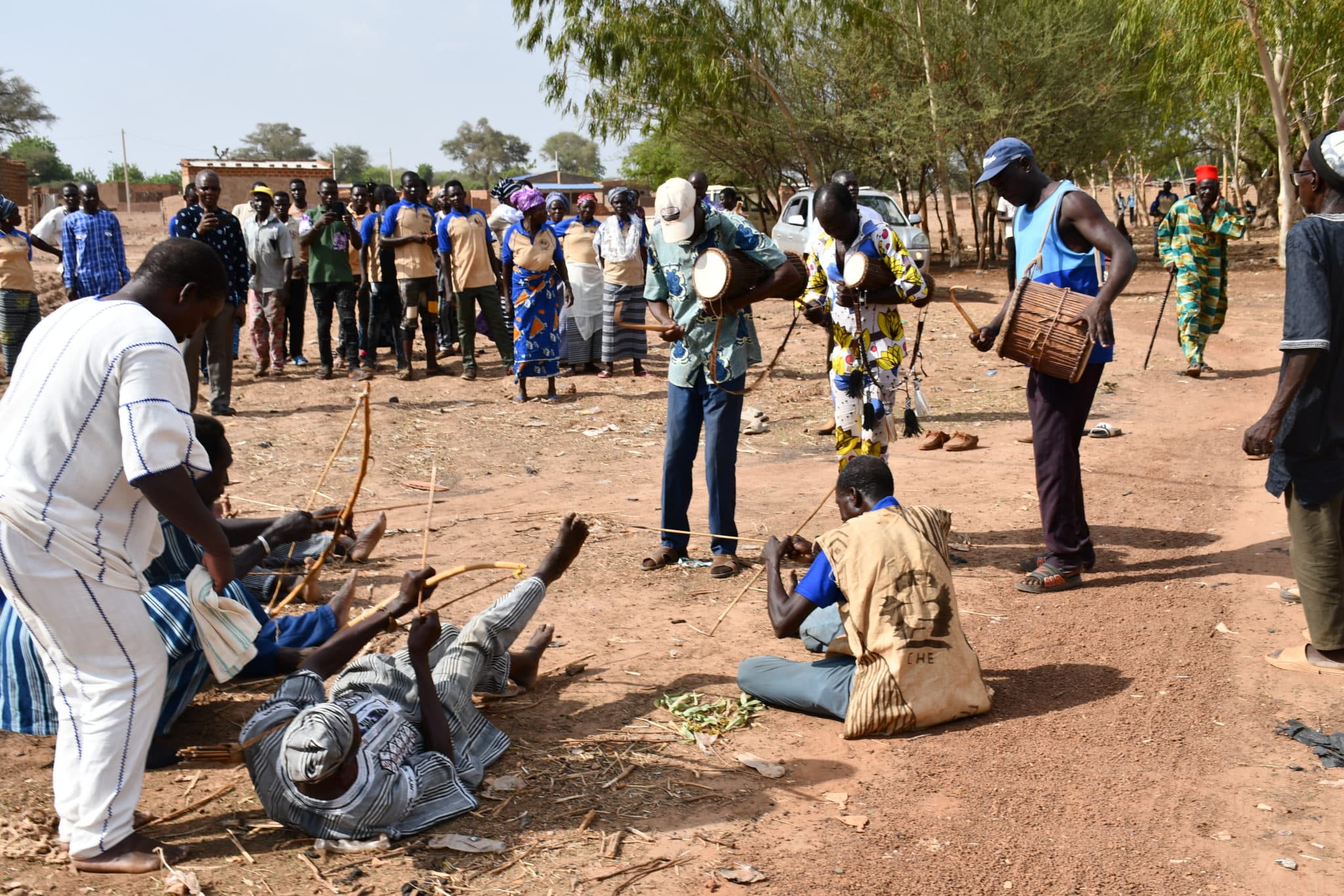 Célébration de la Journée des traditions à Koin : une mobilisation de la communauté pour valoriser les savoirs ancestraux.