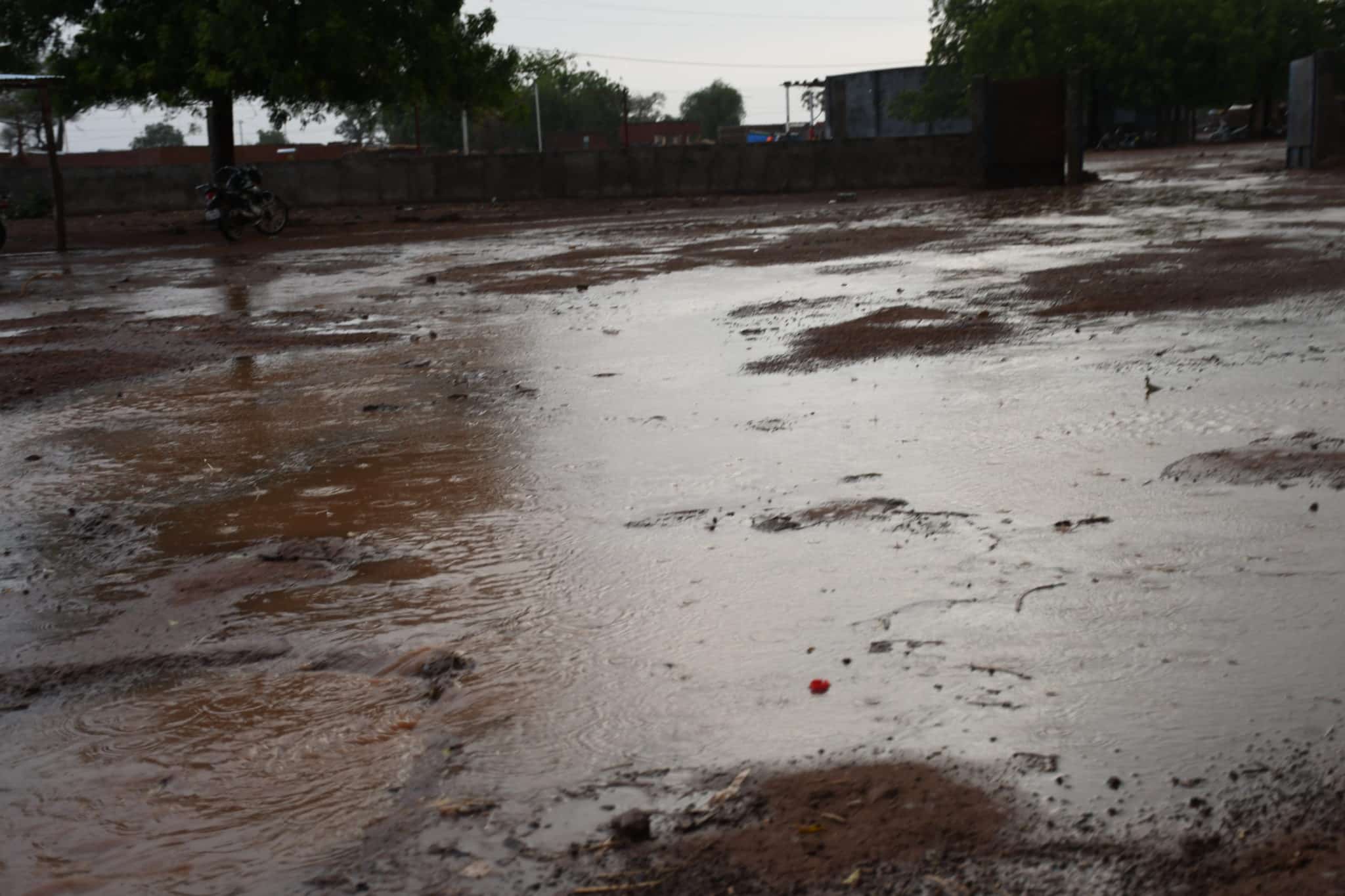 Une forte pluie s’abat sur le village de Koin à la fin des rituels sacrés, un phénomène perçu par les habitants comme un signe de bénédiction des ancêtres