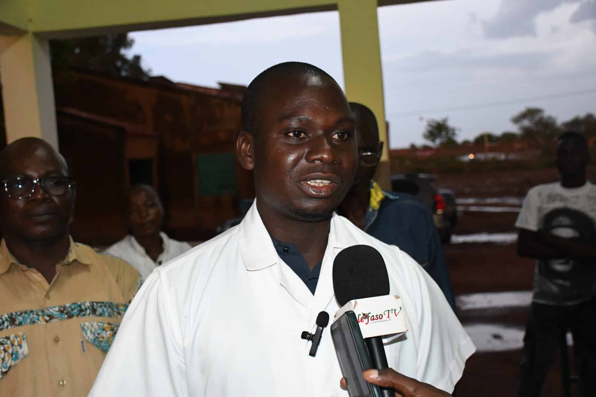 L'infirmier chef de poste, Antoine Koalaga, exprimant sa gratitude envers les donateurs
