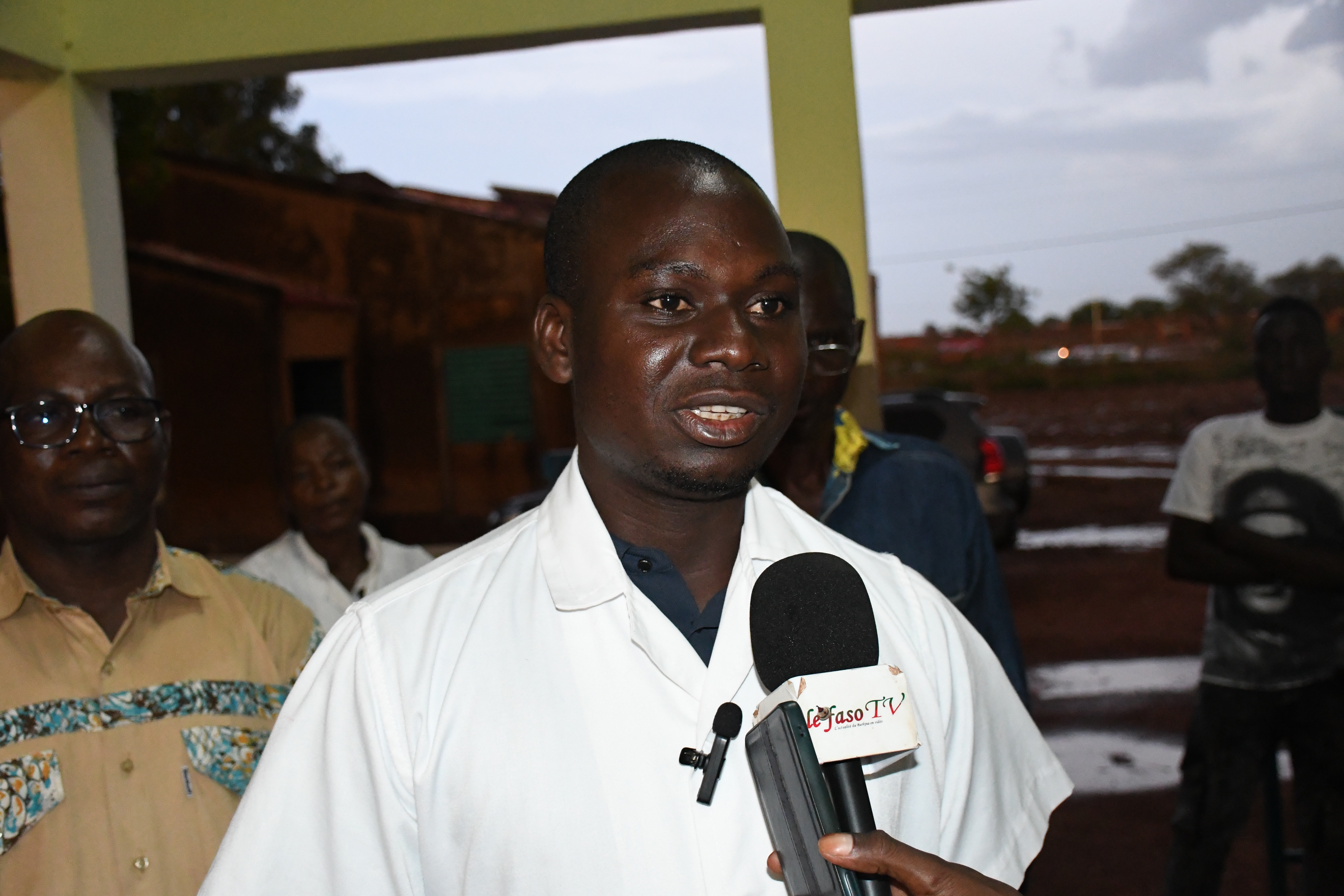 L'infirmier chef de poste, Antoine Koalaga, exprimant sa gratitude envers les donateurs