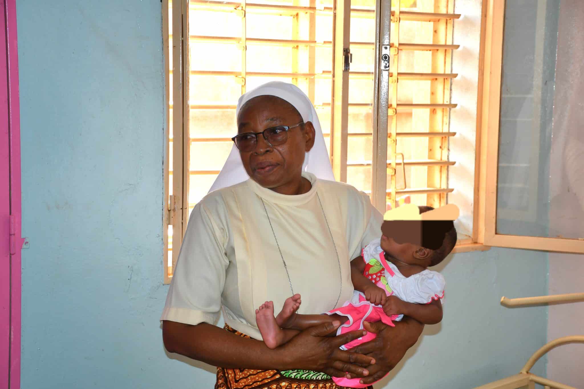 La responsable du centre « Den-Kanu », Sœur Marie-Jeanne Sanou, présentant le dispositif de prise en charge nutritionnelle et médicale des nourrissons en détresse