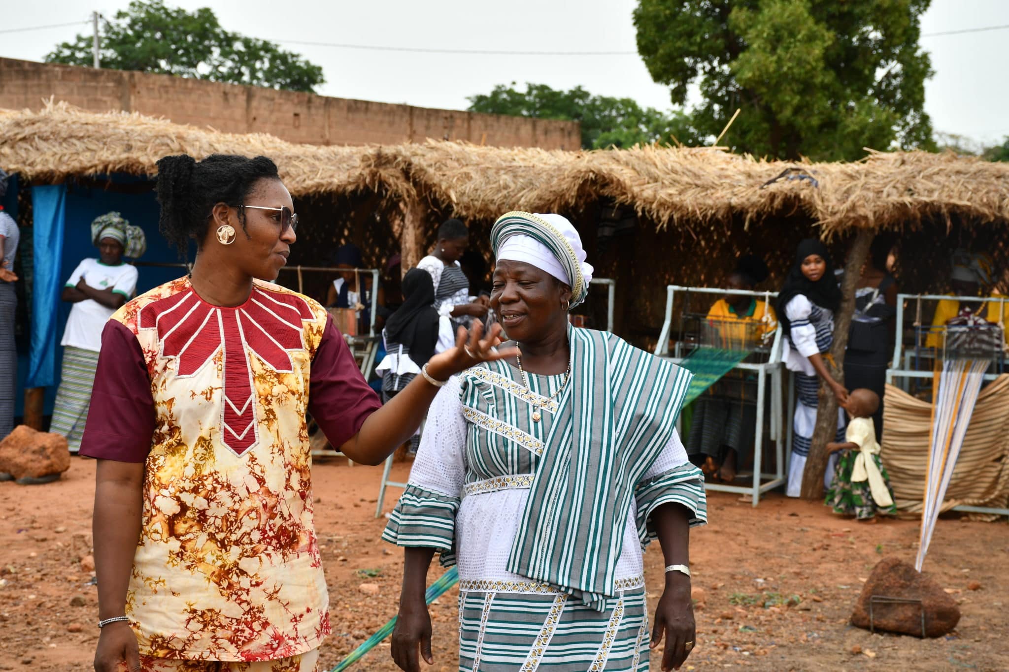 La DP Fatoumata Béné et la présidente Mme Ouédraogo Sidpayete Scholastique au milieu des tisseuses de la coopérative « Wili Ka Taama »