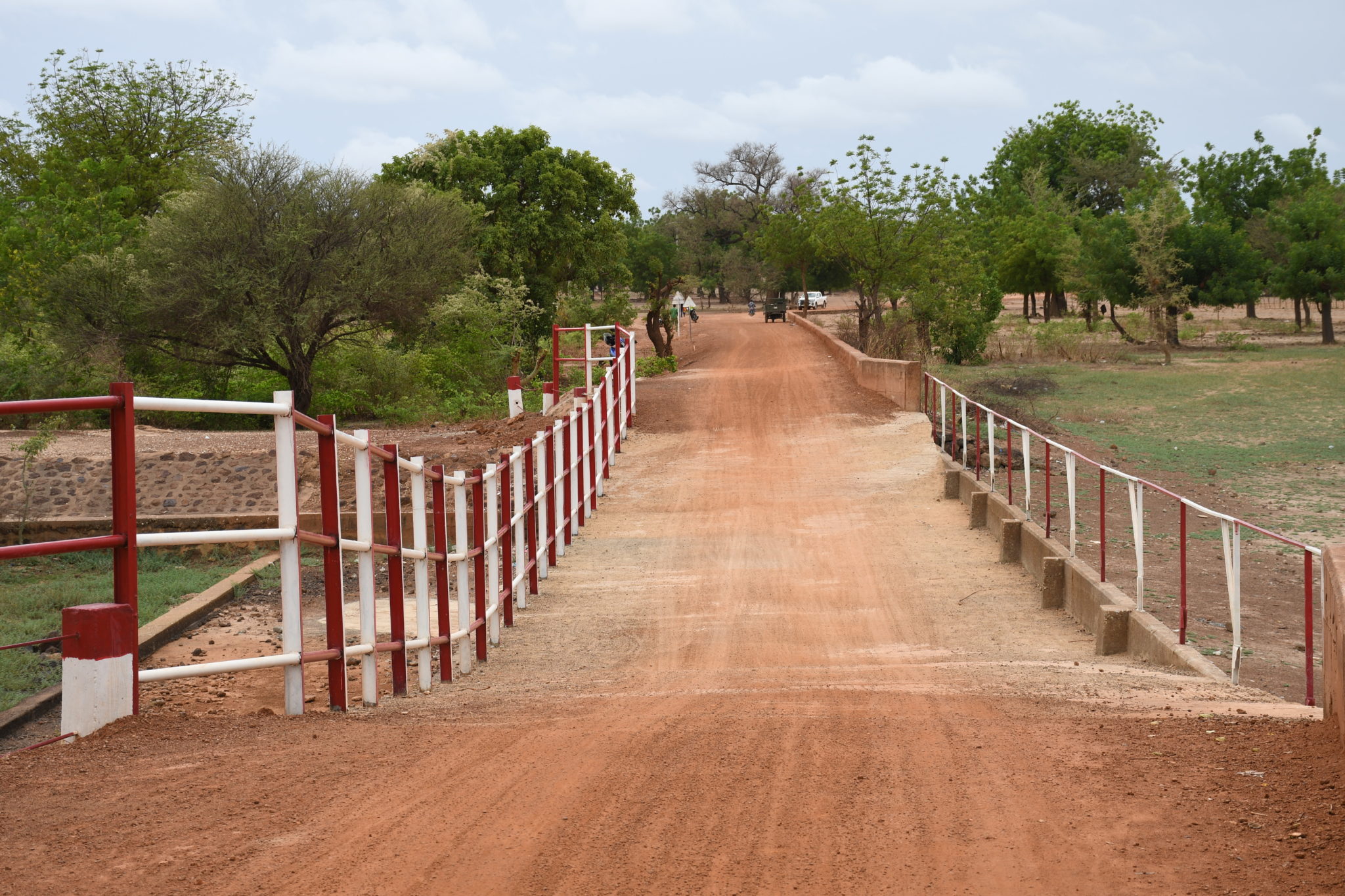 La digue de Nazoanga entièrement réhabilitée, sécurisant désormais la liaison entre les localités.
