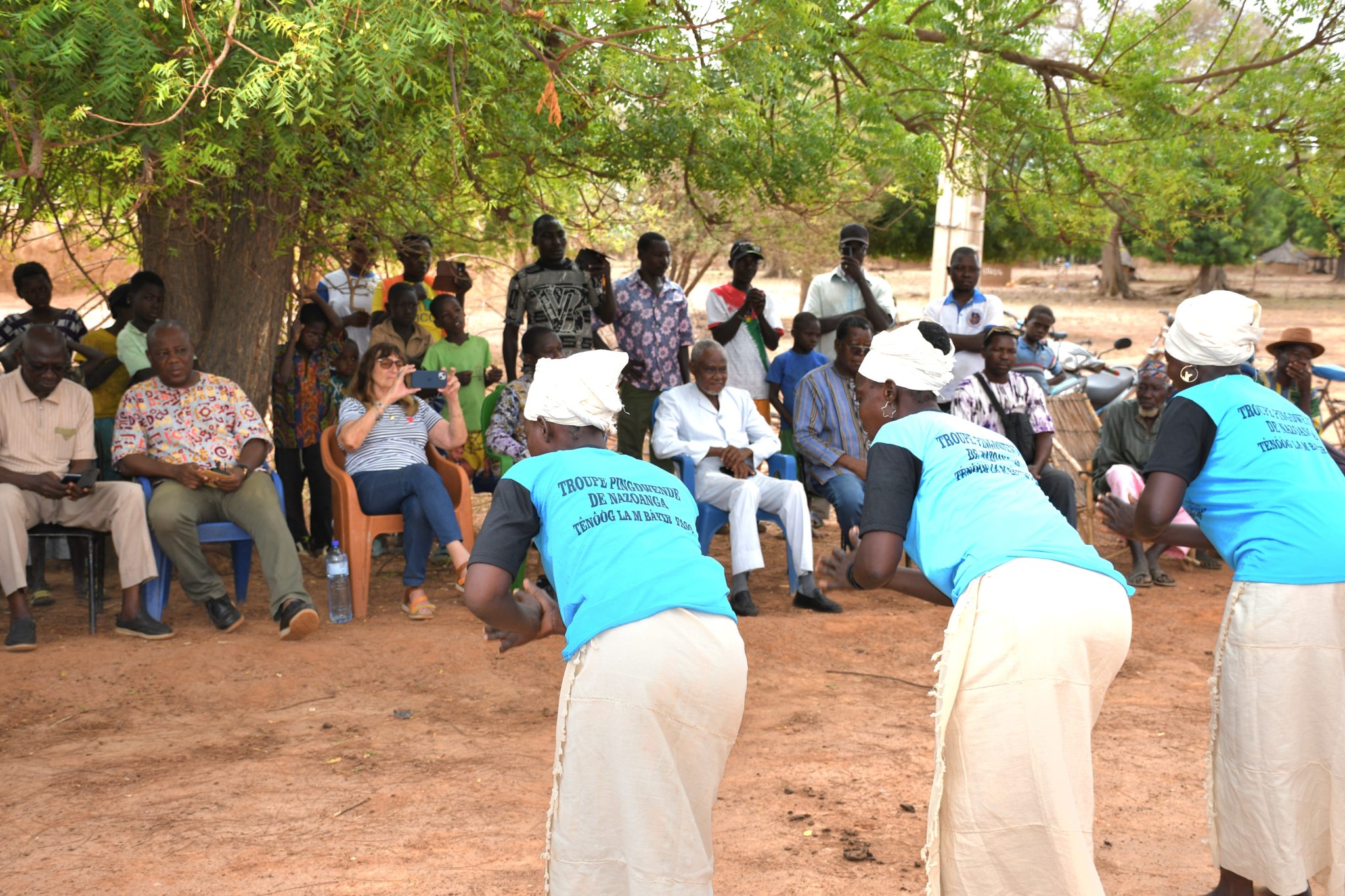Les femmes de Nazoanga expriment leur gratitude à la présidente de l'ONG Res Publica par des chants et des danses.