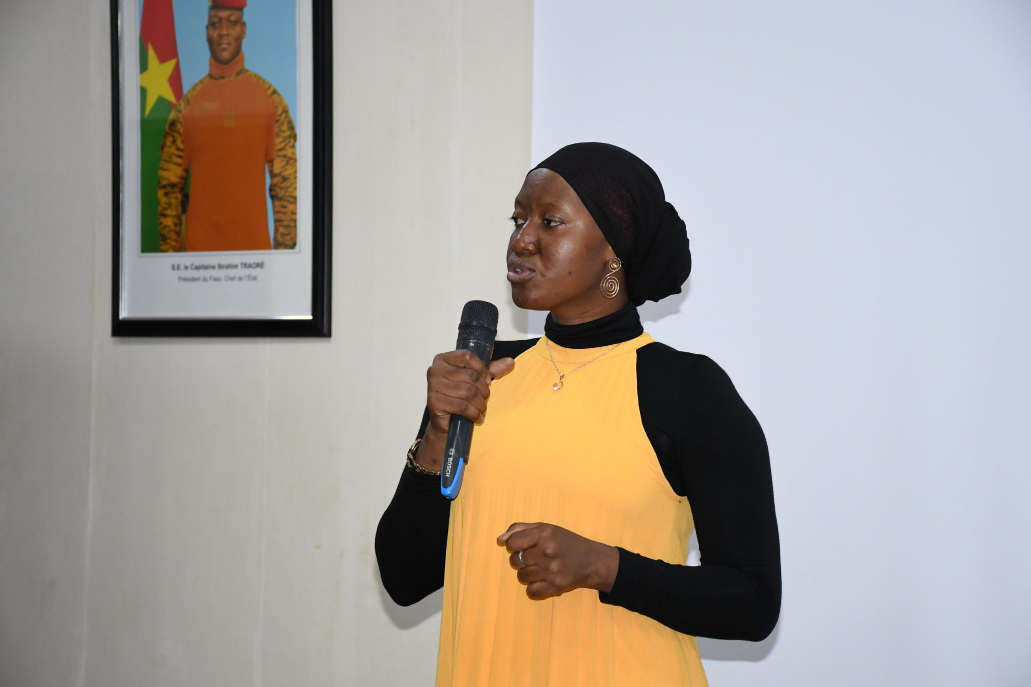 Korbéogo Barkissa présentant son projet "Le Syndicat des Belles-sœurs