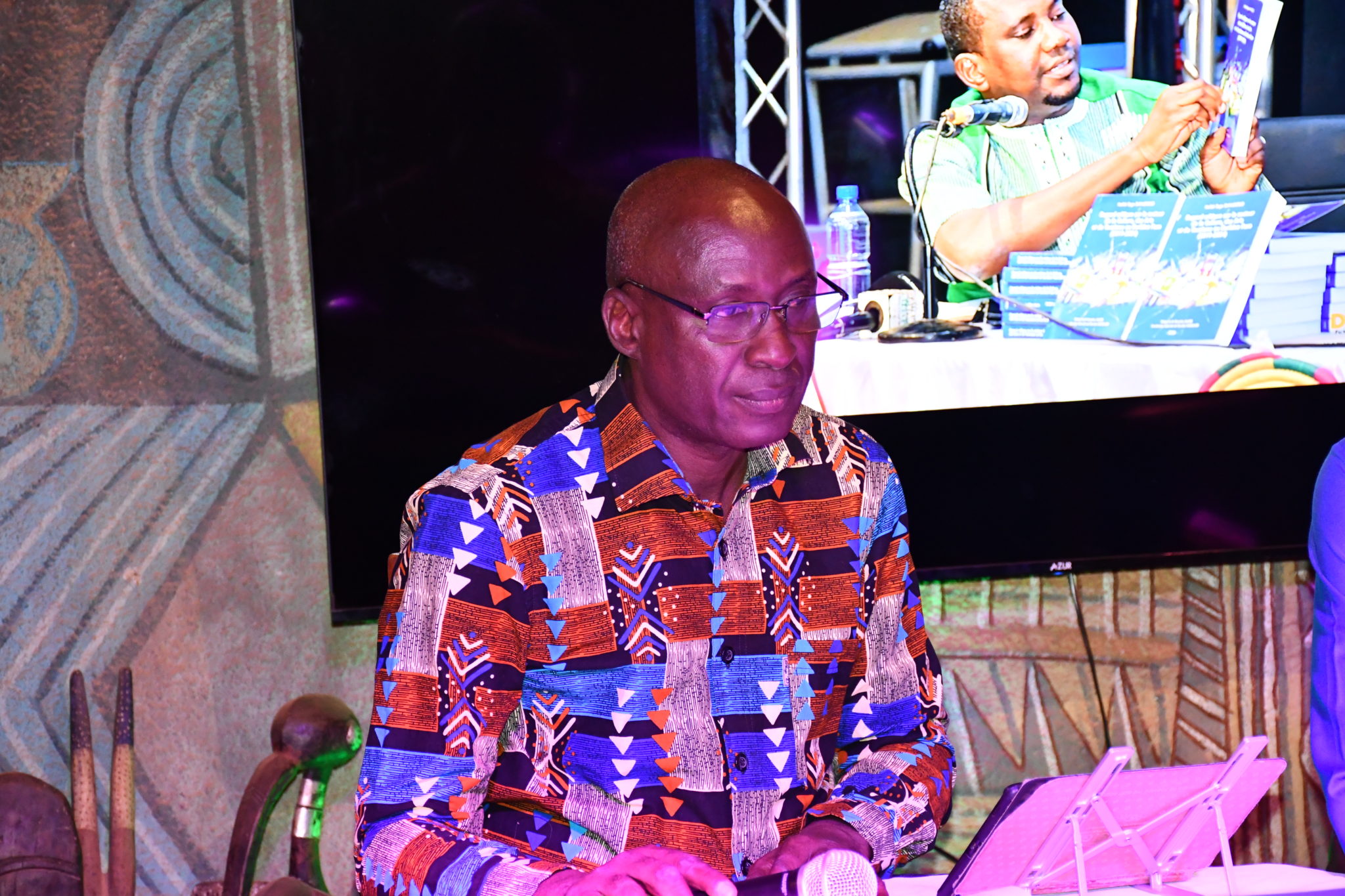 Koba Boubacar DAO assurant la modération de la rencontre littéraire