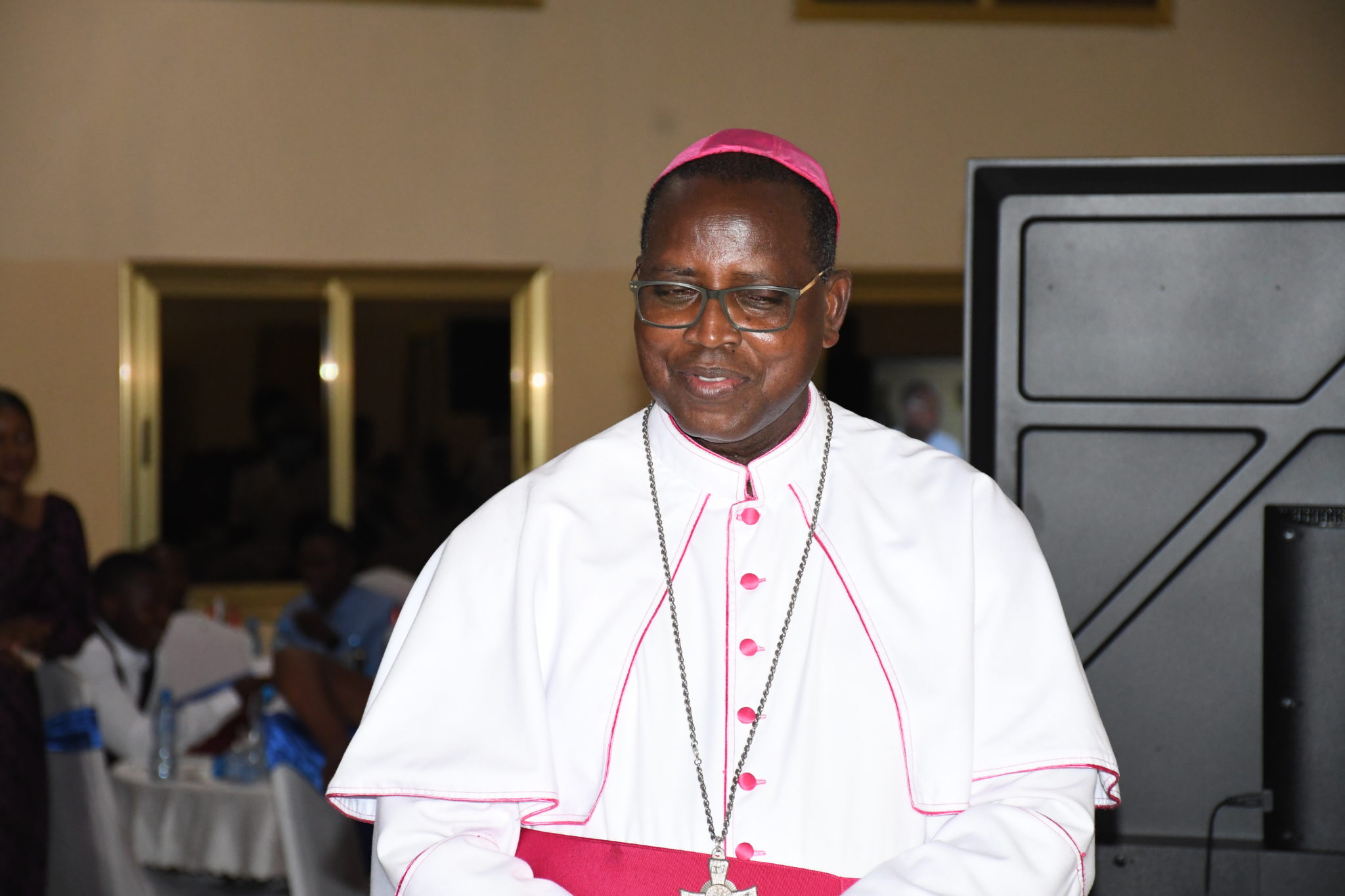 Monseigneur Prosper Kontiebo saluant l'action sanitaire des Camilliens