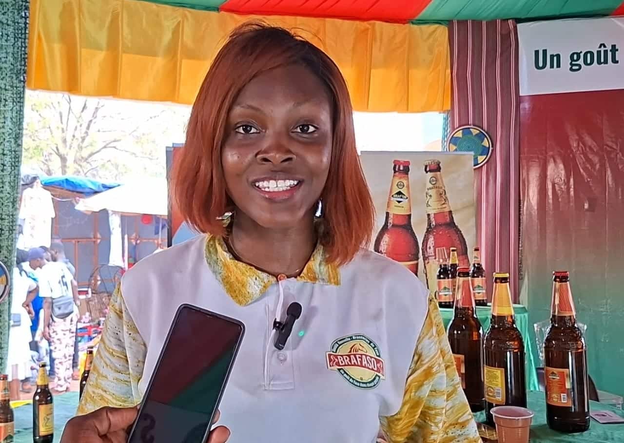 Somé Ornella, commerciale à la SN Brafaso, présentant les produits Brafor et Brafaso.