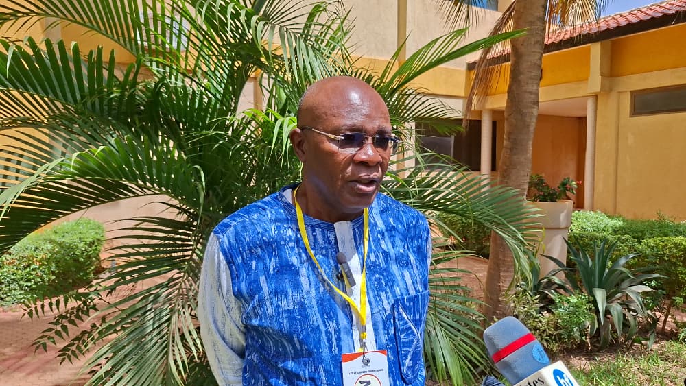 Le consultant Noraogo Sawadogo expliquant l'importance de l'adaptation des thématiques aux attentes des diffuseurs.