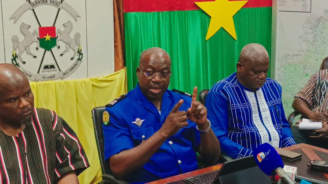 Le Colonel Kanou Coulibaly, coordonnateur national de la CONACFP, détaillant le bilan des activités de lutte contre le racket pour l’année 2025 à Ouagadougou