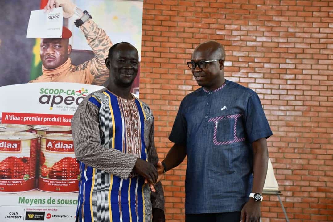 Le Directeur général de l’APEC, Karim Traoré, félicitant le nouveau délégué titulaire de l’Oubritenga, Issaka Zoungrana