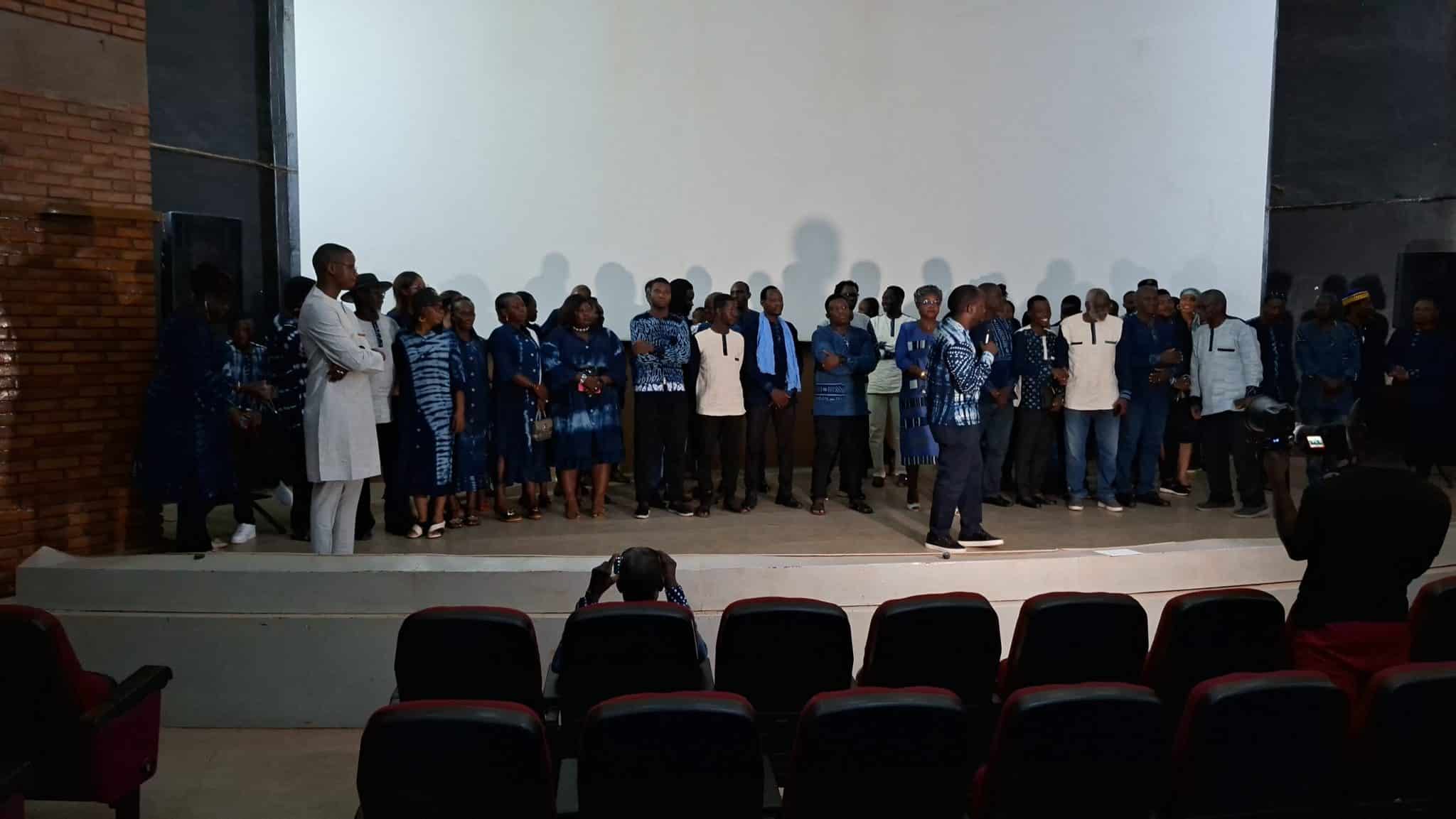 'équipe de production et les acteurs lors du lancement au Ciné Burkina