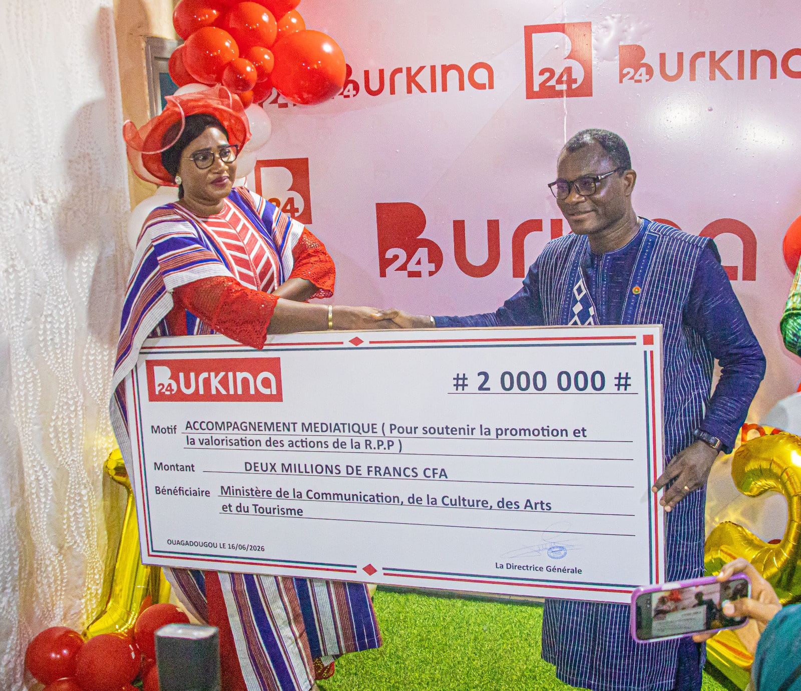 Voici une proposition de légende concise pour illustrer ce geste :**Burkina 24 a remis un don de communication de 2 millions FCFA au ministère en charge de la Communication lors de la cérémonie
