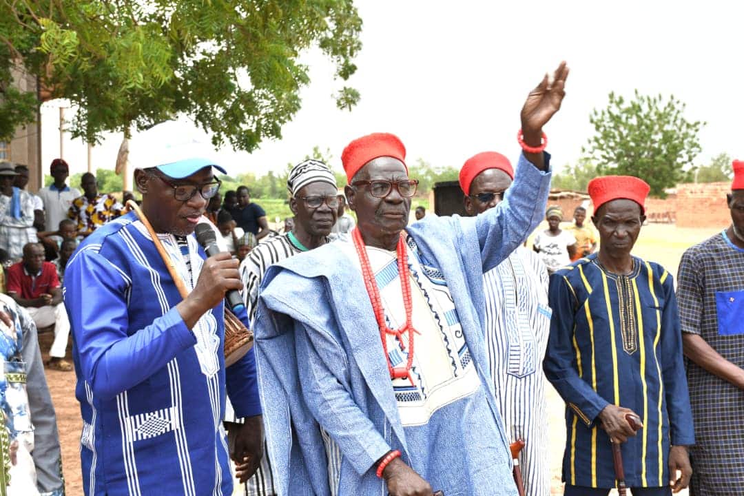 Douti Bemba, nouveau chef du village de Koin, lors de son allocution solennelle appelant à l'union sacrée des filles et fils de la localité.