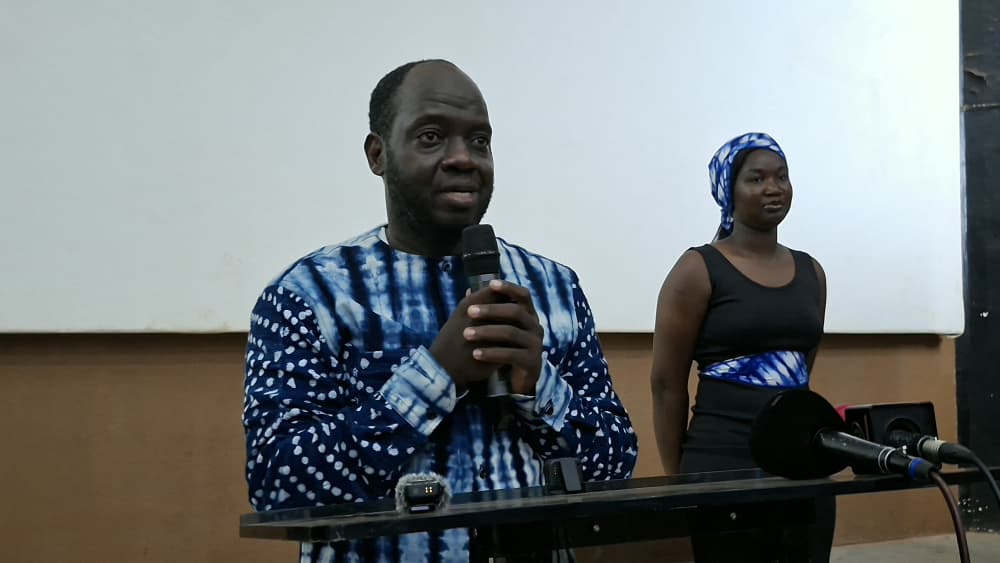 Le réalisateur Serge Armel Sawadogo lors de la présentation de l'œuvre.